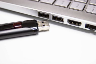 USB portu Conncet için dizüstü bilgisayar ile Flash sürücü 