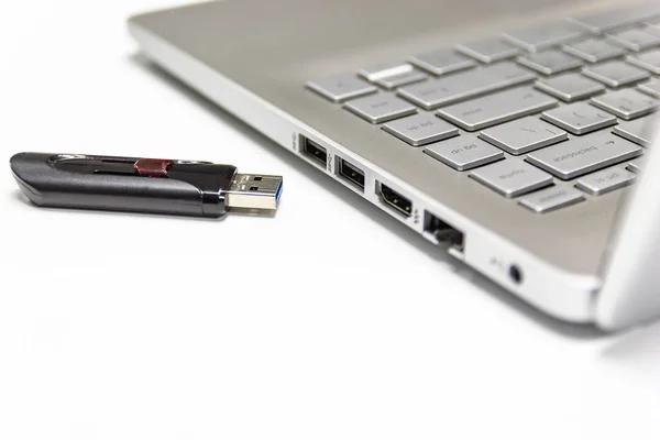 Flash drive with laptop computer for conncet to USB port — Stock Photo, Image
