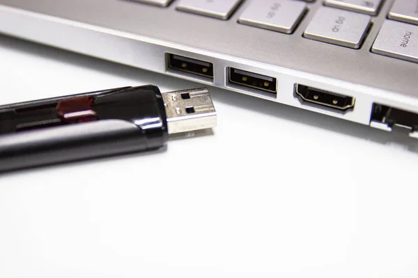 Flash drive con computer portatile per conncet alla porta USB — Foto Stock