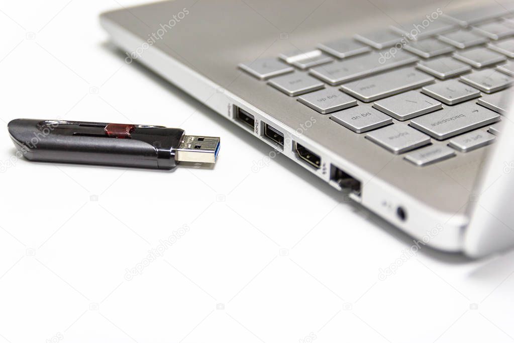flash drive with laptop computer for conncet to USB port 