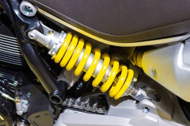 Sarı şok emiciler, sarsıntıları emici için motosiklet