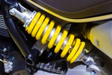 Sarı şok emiciler, sarsıntıları emici için motosiklet