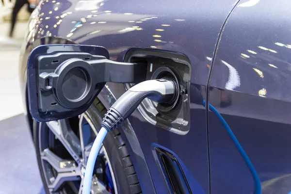 Das Laden der Batterie für das Auto neue automobile Innovationen — Stockfoto