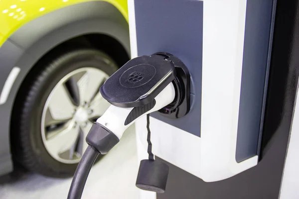 Het opladen van de batterij voor de auto nieuwe Automotive innovaties — Stockfoto