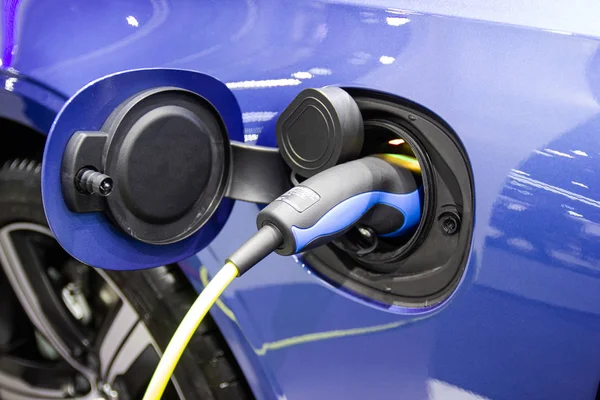 A töltés az akkumulátort az autó új Automotive innovációk — Stock Fotó