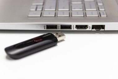 Bağlantı için dizüstü bilgisayarlı flaş bellek transferi ve yedek iş için USB port eklentisine 