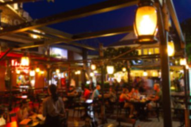 Bulanık bir görüntü. Bir çok insan barda eğleniyor. Bir restorandaki gece festivali ve parti mutlu ve rahatlatıcı..