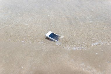 Cep telefonu plajda denize satışa çıkardı.