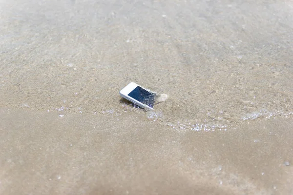 Telefone Celular Flutuou Para Mar Praia — Fotografia de Stock