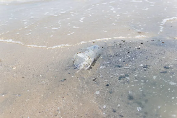 Lixo Vidro Plástico Uma Praia Ásia Tailândia Conceito Proteção Ambiental — Fotografia de Stock