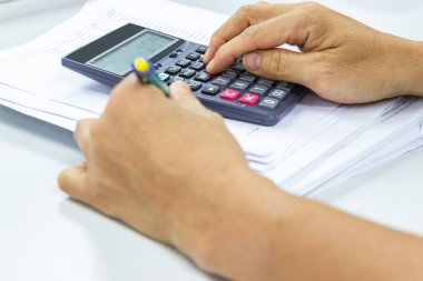 Çalışanlar gelir, gider ve iş hayatı konseptine sahip ofis hesap makineleri kullanırlar.