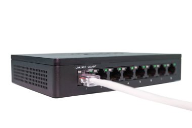 Mavi ağ kabloları beyaz masa kavramı internet ağ bağlantısı bağlantı noktası anahtarı bağlamak