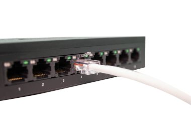 Mavi ağ kabloları beyaz masa kavramı internet ağ bağlantısı bağlantı noktası anahtarı bağlamak