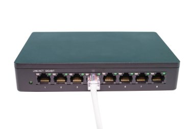 Mavi ağ kabloları beyaz masa kavramı internet ağ bağlantısı bağlantı noktası anahtarı bağlamak