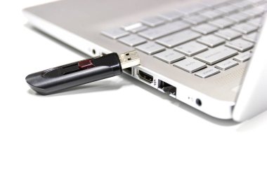 Bağlantı için dizüstü bilgisayarlı flaş bellek transferi ve yedek iş için USB port eklentisine 