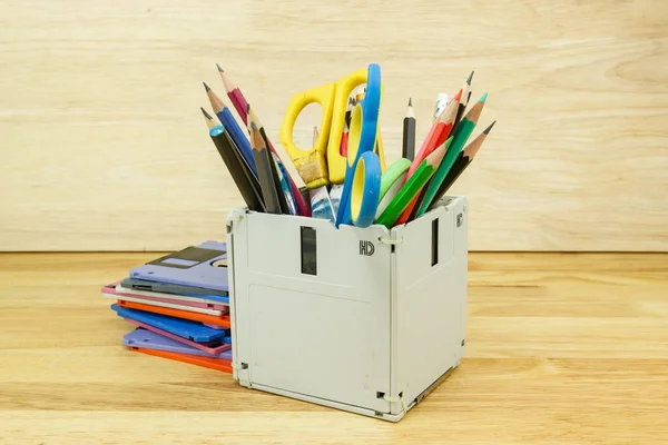 Recycling Diskette Kreative Objekte Für Speicherbedarf Wie Bleistifte Verwendet Schere — Stockfoto