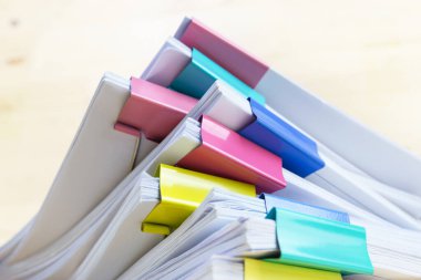 İş yerinde masaya iş için yığınla kağıt, iş ofisinde konsept belge