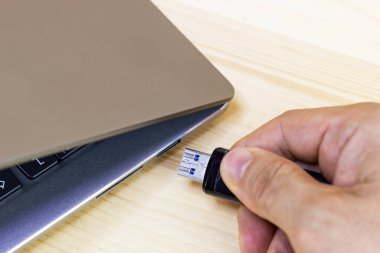 El adam Hold Flash sürücü USB bağlantı noktası plug-in bilgisayar laptop transfer veri ve yedekleme iş kavramı için bağlanmak 