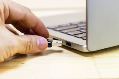 El adam Hold Flash sürücü USB bağlantı noktası plug-in bilgisayar laptop transfer veri ve yedekleme iş kavramı için bağlanmak 
