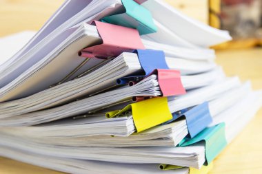 İş yerinde masaya iş için yığınla kağıt, iş ofisinde konsept belge