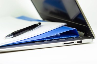 Mavi dosya klasörünü ve laptop bilgisayarını toplantı odasında, iş konseptinde kapat.