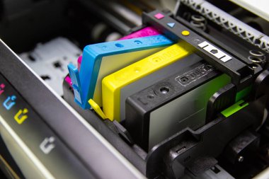 Mürekkep kartuşu veya mürekkep püskürtme kartuşu, dört renk mürekkep içeren bir mürekkep püskürtme yazıcısının bileşenidir.