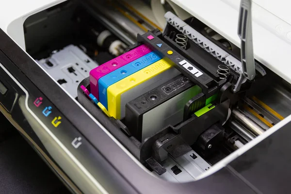 墨盒或喷墨墨盒是喷墨打印机的一个部件 它含有四种颜色的油墨 — 图库照片