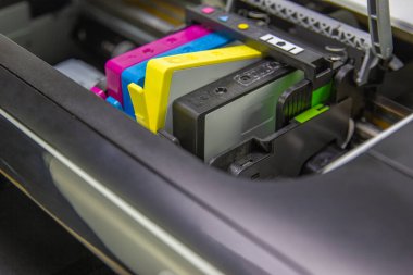 Mürekkep kartuşu veya mürekkep püskürtme kartuşu, dört renk mürekkep içeren bir mürekkep püskürtme yazıcısının bileşenidir.