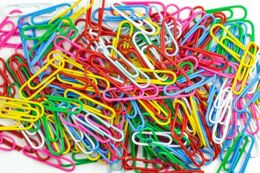 Beyaz arka grup üzerinde renkli ataç koleksiyonu