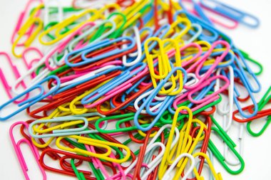 Beyaz arka grup üzerinde renkli ataç koleksiyonu