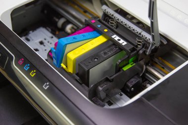 Mürekkep kartuşu veya mürekkep püskürtme kartuşu, dört renk mürekkep içeren bir mürekkep püskürtme yazıcısının bileşenidir.