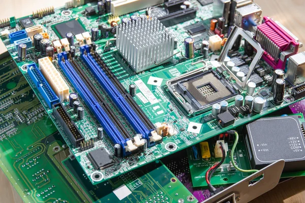 Elektronik ana bilgisayar atığı - geri dönüşüm endüstrisinden eski bilgisayar devre kartları