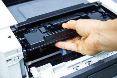 Lazer yazıcı konsept ofis malzemeleri onarımı için toner değiştiren teknisyenler