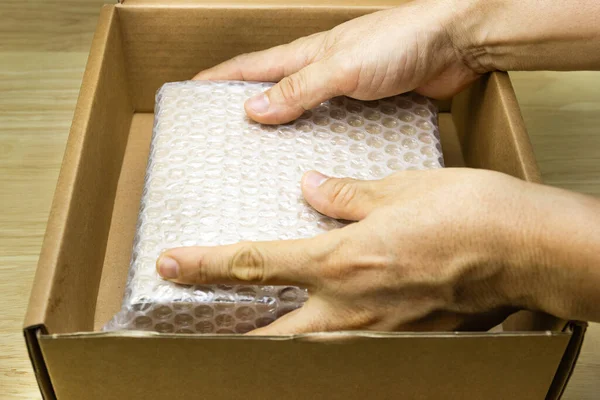 Mano Del Hombre Mantenga Envoltura Burbuja Para Producto Paquete Protección — Foto de Stock