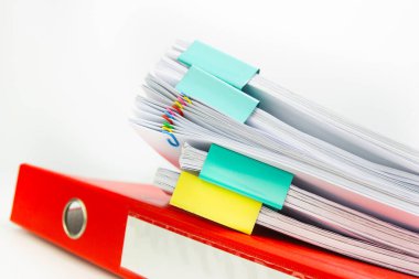 Kağıt dosya içeren kırmızı klasör beyaz arka plandaki sözleşmelerin korunması, konsept ofis malzemeleri