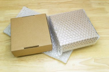Tahta masadaki kırılan koruma ürünleri için kutuyu baloncuk ambalajıyla kaplayan baloncuklar 