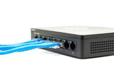 Mavi ağ kabloları beyaz masa kavramı internet ağ bağlantısı bağlantı noktası anahtarı bağlamak