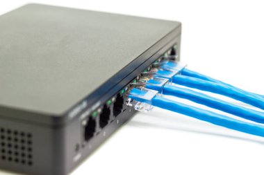 Mavi ağ kabloları beyaz masa kavramı internet ağ bağlantısı bağlantı noktası anahtarı bağlamak