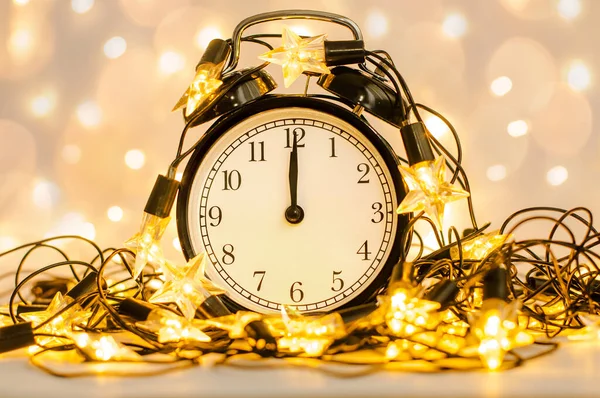 La sveglia di anno nuovo avvolta in ghirlanda di stella festiva. Mezzanotte . — Foto Stock