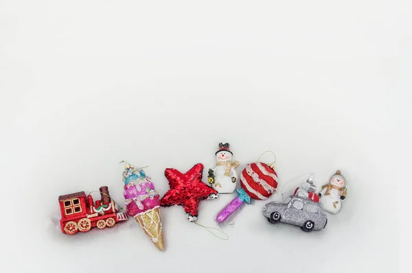 Colofrul Natale e giocattoli di Capodanno sdraiato sulla neve . — Foto Stock