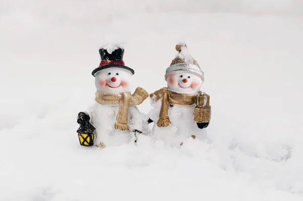 Piękne Boże Narodzenie bałwan zabawka stoi na śniegu. — Zdjęcie stockowe