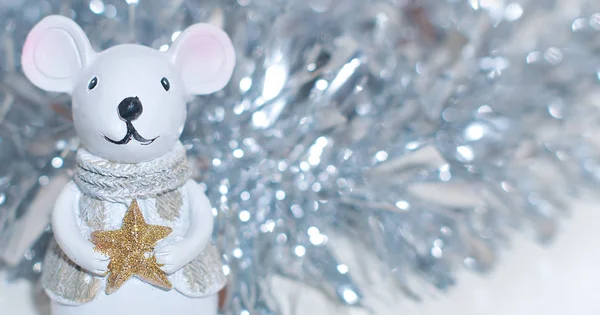 Bianco giocattolo festivo di topo o ratto sullo sfondo bianco con fili di lame argento lucido dietro . — Foto Stock