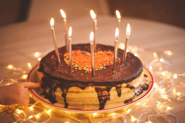 Zelfgemaakte taart met kaarsen en versierd met rood hart. — Stockfoto