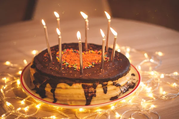 Strona główna wykonane ciasto ze świecami i ozdobione czerwonym sercem. — Zdjęcie stockowe