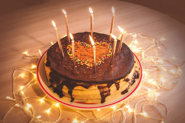 Házi készítésű torta gyertyákkal és vörös szívvel díszítve. — Stock Fotó