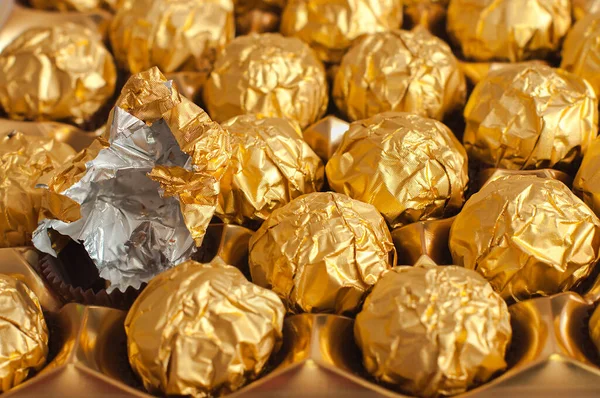 Box Candies Wrapped Golden Foil One Chocolate Eaten Only Smashet — Stock Photo, Image