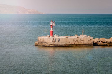 Rusya 'nın Kafkasya limanında kırmızı kanat kapısı deniz feneri.
