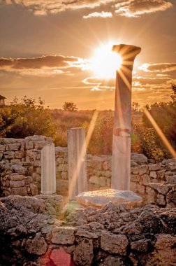 Chersonesos Tavrichesky - Yunanlılar tarafından Kırım yarımadasında İsa 'dan yüz yıl önce kurulan antik şehir. Gün batımı zamanı.