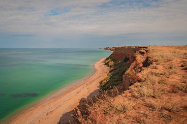 Zümrüt gibi berrak suyu olan renkli boş kumsal..
