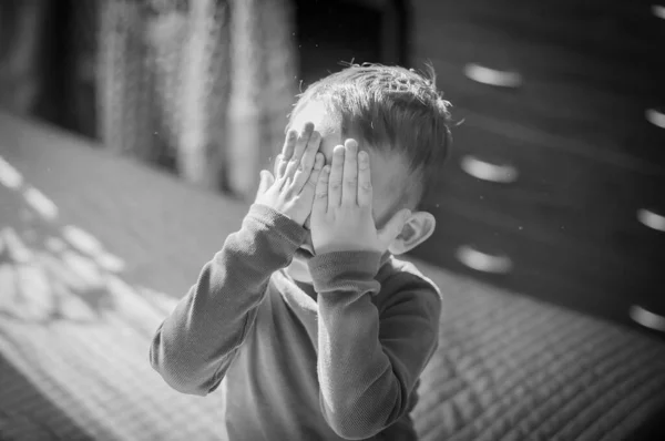 Rapaz Anos Fechar Rosto Com Duas Mãos Fotografia Preto Branco — Fotografia de Stock